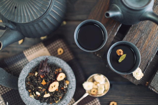 Teapot and mugs with tea